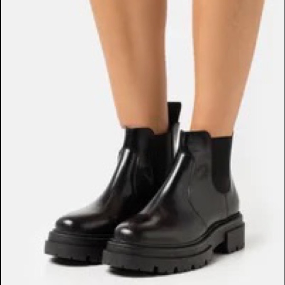 FREE PEOPLE Lola Lug Sole Chelsea Boots NWT Size EU 38 Black Leather Dov…